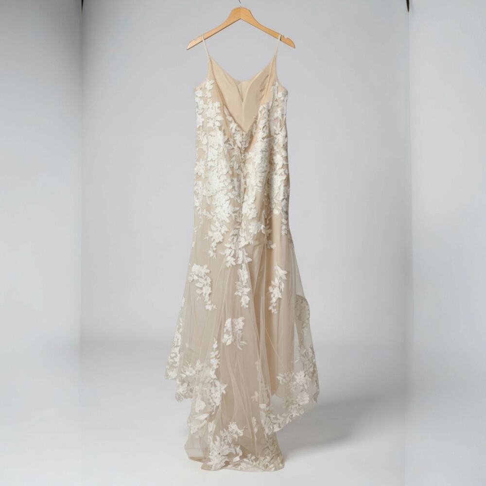 Floral Applique' on Tulle Wedding Dress Size 16 V-Neck Sheath New!